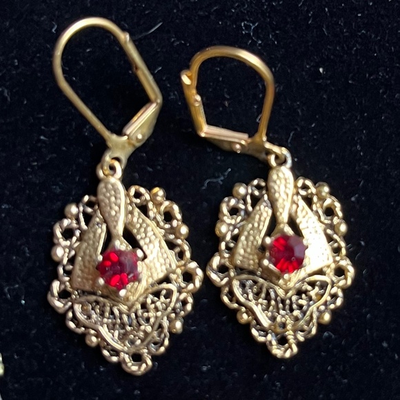 Gold tone and gem lot of 10 pcs. Pins, Earrings, tack pin, and pendant. - Picture 4 of 9